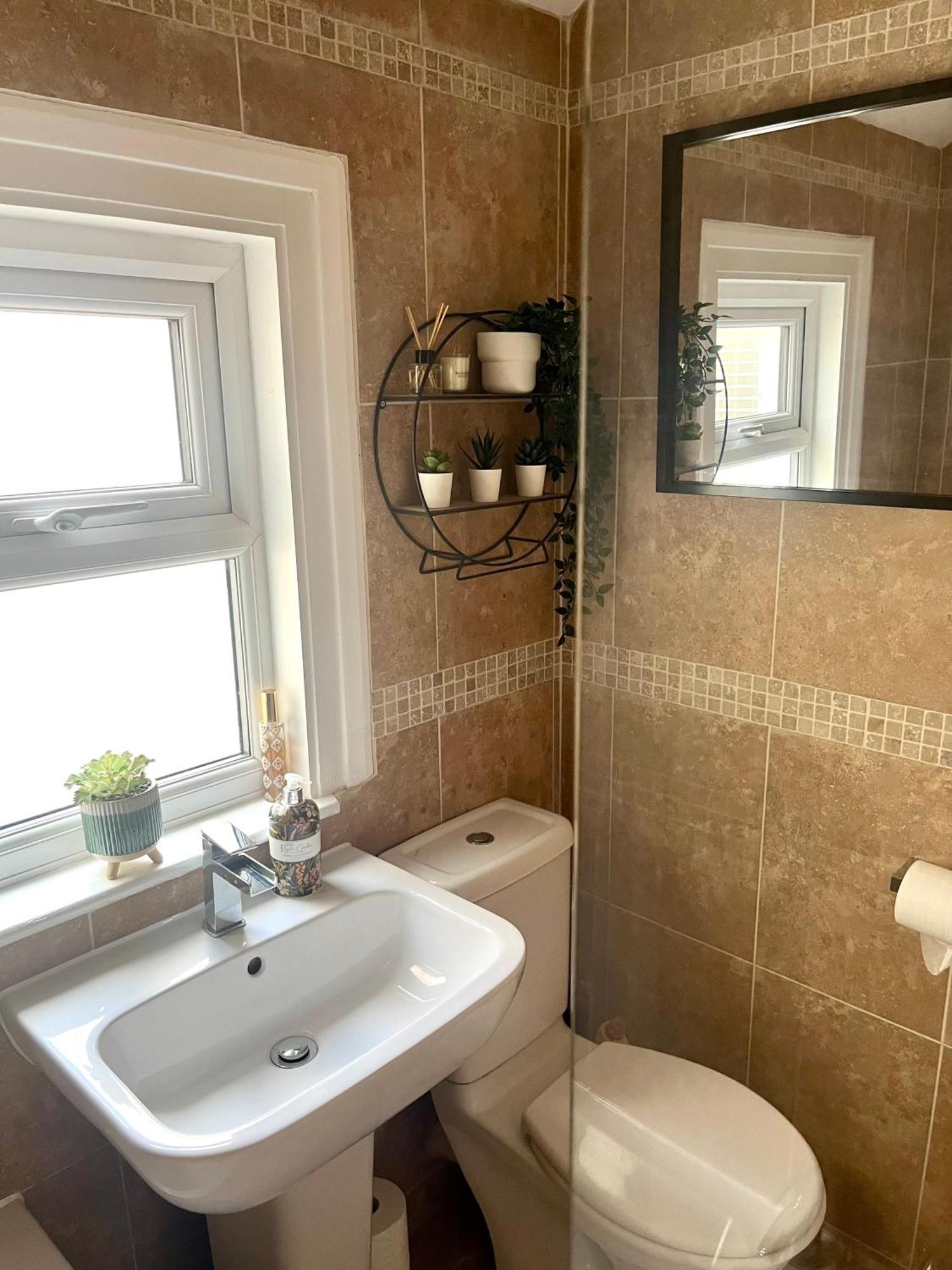 Spacious And Stylish Home Bath Ngoại thất bức ảnh